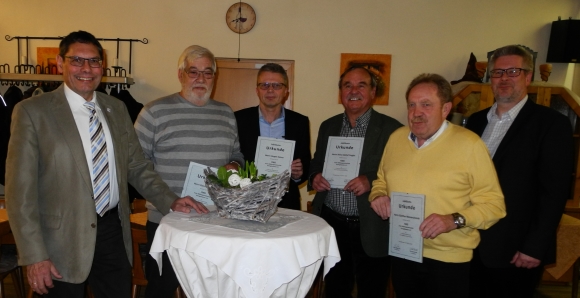 Hans-Jürgen Kunz (l.) und Hartmut Hubert (r.) ehrten (v.l.) Eberhard Rinker, Jürgen Keiner, Heinz-Detlef Fiegler und Günther Messerschmidt. Hans-Jürgen Kunz (l.) und Hartmut Hubert (r.) ehrten (v.l.) Eberhard Rinker, Jürgen Keiner, Heinz-Detlef Fiegler und Günther Messerschmidt.